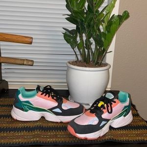 Worn once Adidas torsion sneakers size 7 in women’s